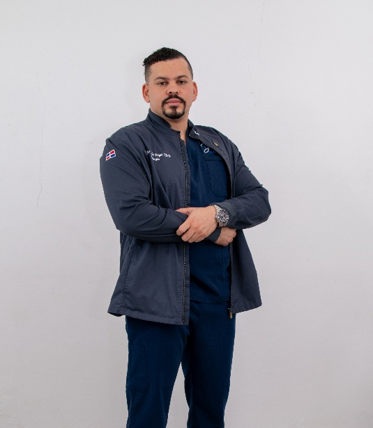 Dr. Juan Carlos Vargas Ulerio en bata medica