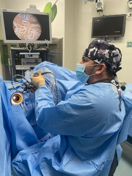 Dr. Vargas realizando procedimiento endoscopico